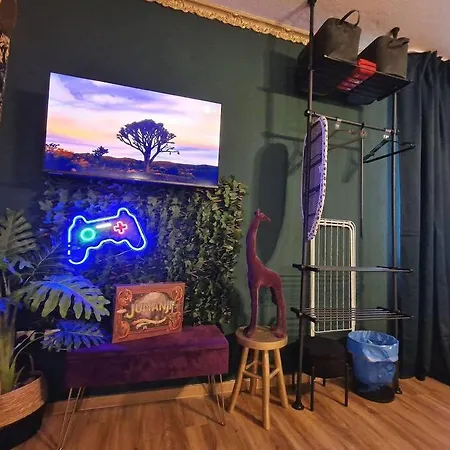 Dark Jungle - Innenstadt Fuer 4 Netflix Switch Waschtrockner Gießen Exterior foto
