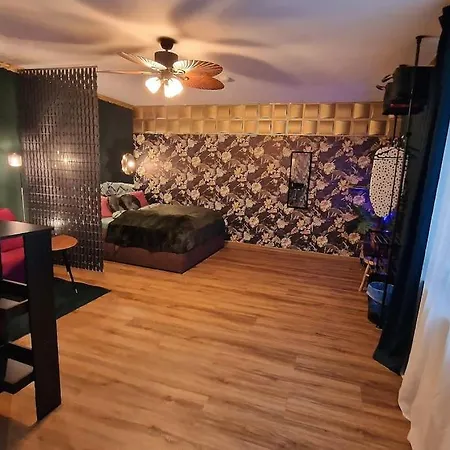 Dark Jungle - Innenstadt Fuer 4 Netflix Switch Waschtrockner Gießen Exterior foto